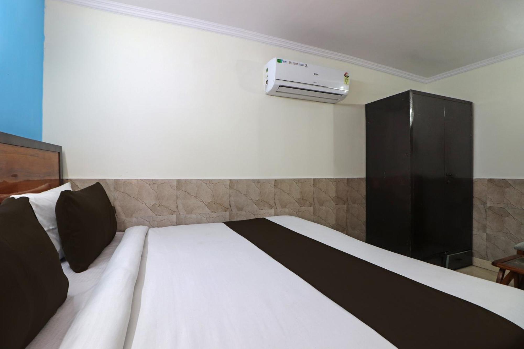 Hotel O Bluemoon Inn, South Campus Új-Delhi Kültér fotó