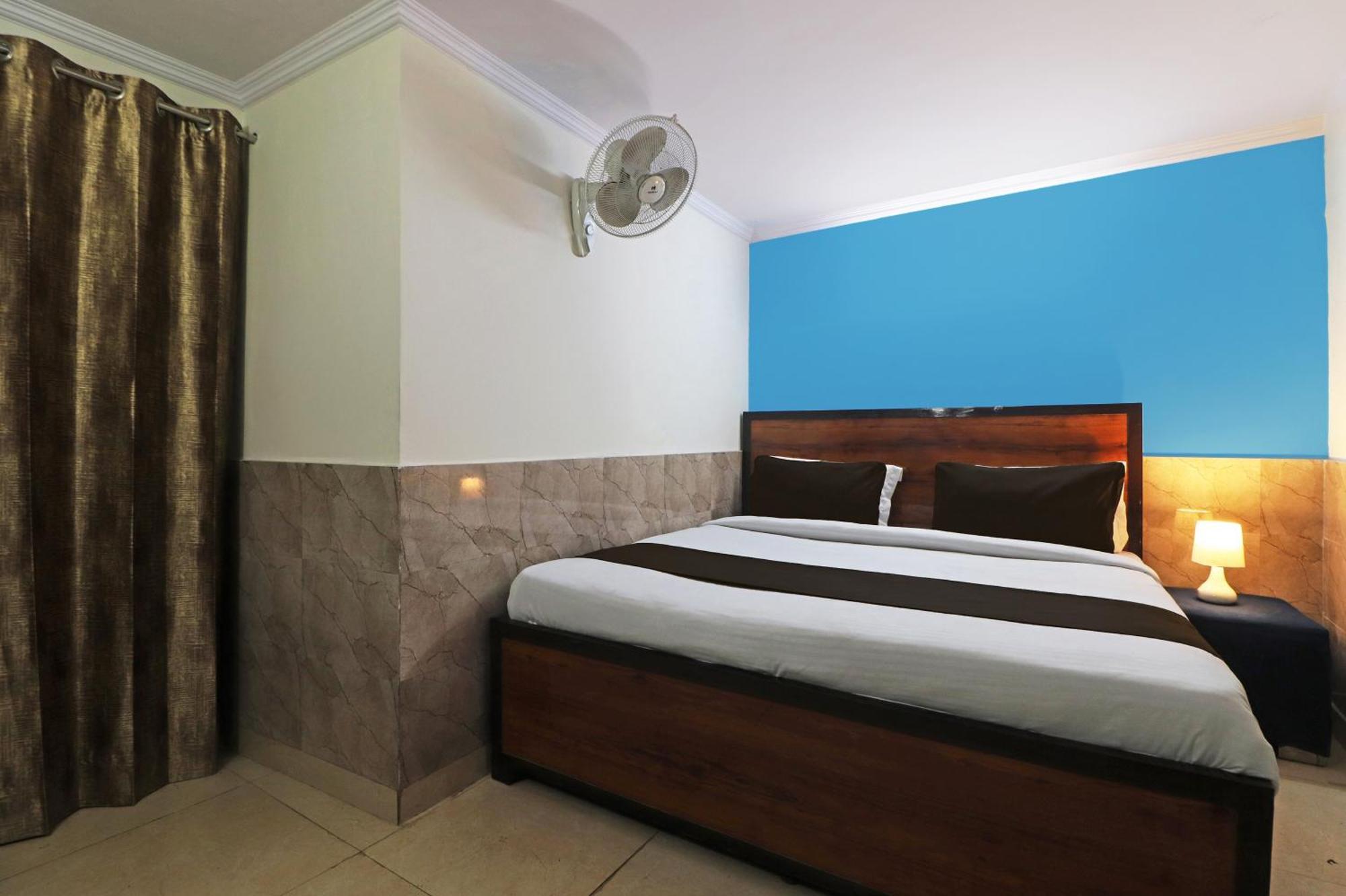 Hotel O Bluemoon Inn, South Campus Új-Delhi Kültér fotó