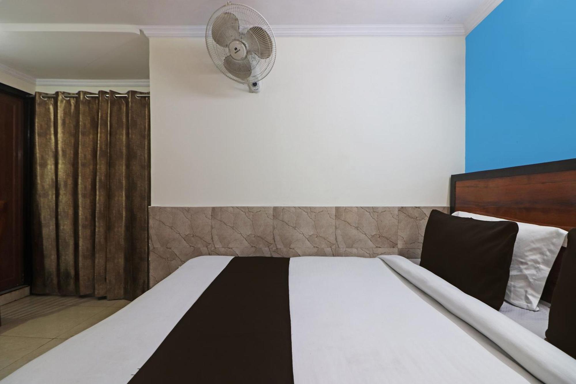 Hotel O Bluemoon Inn, South Campus Új-Delhi Kültér fotó