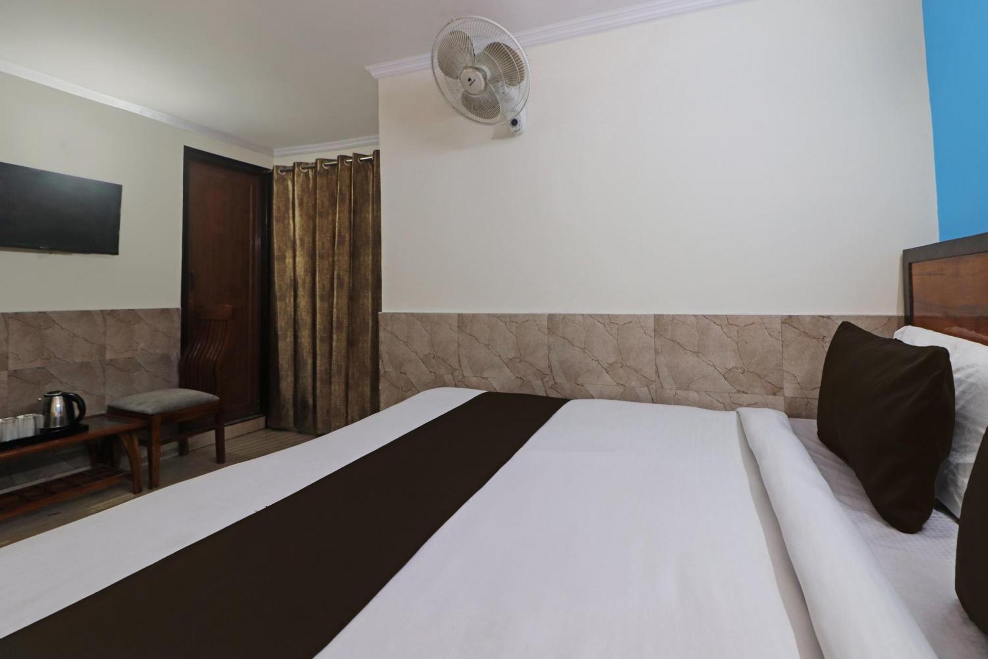 Hotel O Bluemoon Inn, South Campus Új-Delhi Kültér fotó